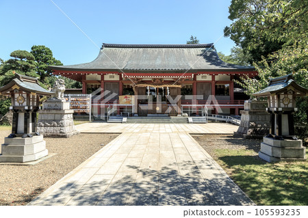 藍天映襯下的近津神社前殿 105593235