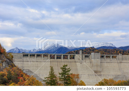 Yubari Shuparo Dam with red leaves “Autumn Hokkaido” Yubari Shuparo Dam with red leaves “Autumn Hokkaido” 105593773