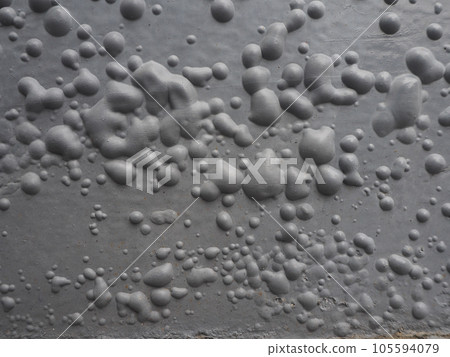 水泡質地已經像疤痕疙瘩一樣膨脹和腫脹 水泡質地已經像疤痕疙瘩一樣膨脹和腫脹 105594079