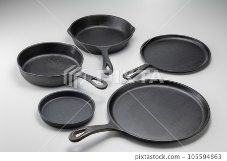 skillet pot on white background skillet pot on white background 105594863