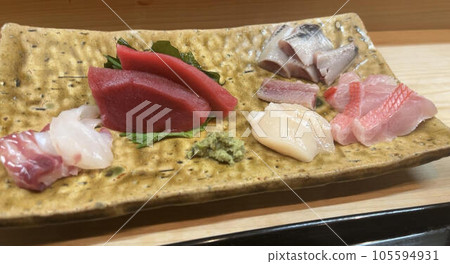 各種各樣的美味生魚片 各種各樣的美味生魚片 105594931