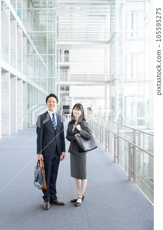 business people commuting 105595275