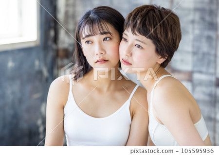 兩個年輕女性的美麗形象 兩個年輕女性的美麗形象 105595936