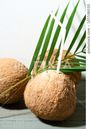 Coconut juice 105596030