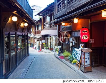 有馬溫泉街景（黃昏的湯本坂，柔焦） 105596239