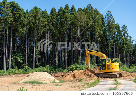 山區液壓挖掘機挖土沙形象 | 住宅用地開發形象 | 自然破壞形象 | 施工形象 山區液壓挖掘機挖土沙形象 | 住宅用地開發形象 | 自然破壞形象 | 施工形象 105597666