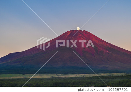 (Pearl Fuji) The summit of Mt. Fuji dyed in the morning glow and the full moon setting 105597701
