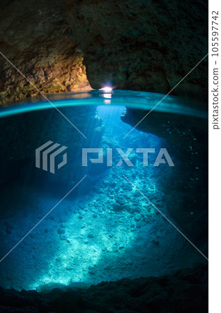 沖繩,恩納村,從藍洞看到的大海和半水面(垂直).1 沖繩,恩納村,從藍洞看到的大海和半水面(垂直).1 105597742