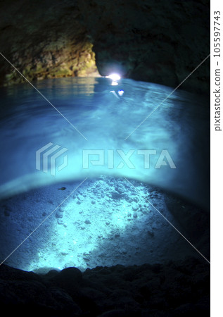 Okinawa, Onna village, sea and half water surface seen from the blue cave (vertical).2 Okinawa, Onna village, sea and half water surface seen from the blue cave (vertical).2 105597743