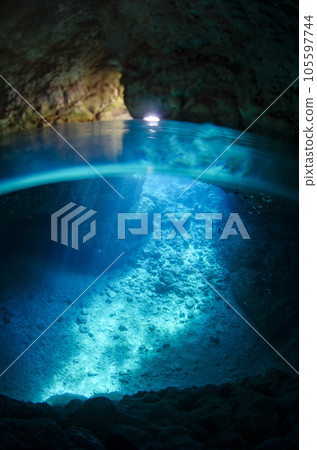 Okinawa, Onna village, sea and half water surface seen from the blue cave (vertical).3 Okinawa, Onna village, sea and half water surface seen from the blue cave (vertical).3 105597744