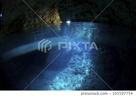 Okinawa, Onna village, sea and half water surface seen from the blue cave (horizontal).3 Okinawa, Onna village, sea and half water surface seen from the blue cave (horizontal).3 105597754