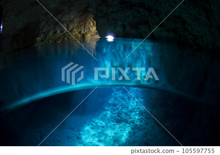 Okinawa, Onna village, sea and half water surface seen from the blue cave (horizontal).4 105597755