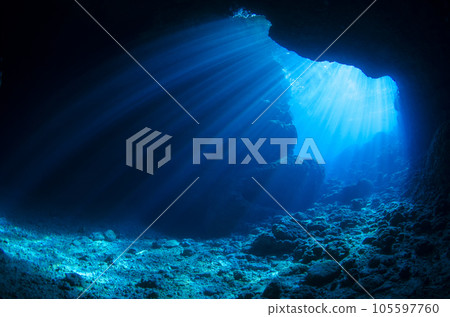 Okinawa, Onna village, blue cave, visible from the entrance, curtain of light.5 105597760