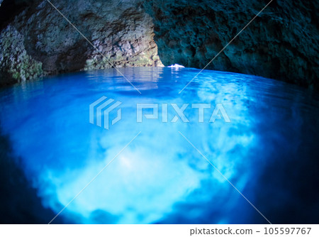 Okinawa, Onna village, sea and half water surface seen from the blue cave (horizontal).7 105597767
