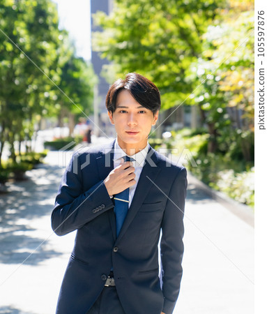 Office worker walking 105597876