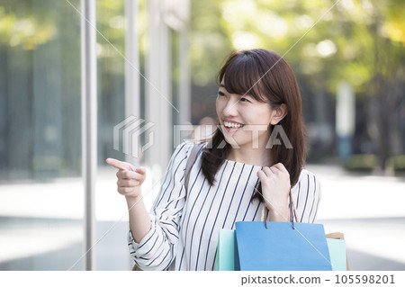 年輕女子逛街 105598201