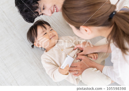 父母和女兒 3 人家庭智能手機 父母和女兒 3 人家庭智能手機 105598398