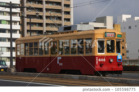 Hiroshima Electric Railway's 600-type car (running in the city at full capacity) Hiroshima Electric Railway's 600-type car (running in the city at full capacity) 105598775