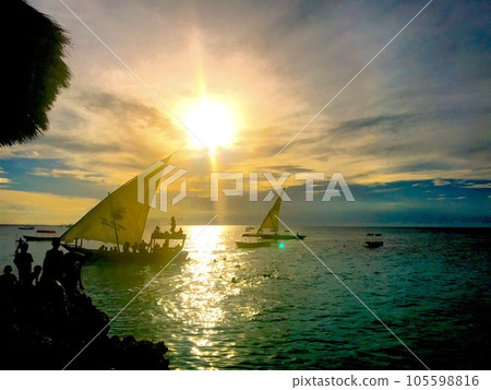 遊艇漂浮在夕陽下 105598816