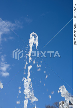 藍天和噴泉 105599237