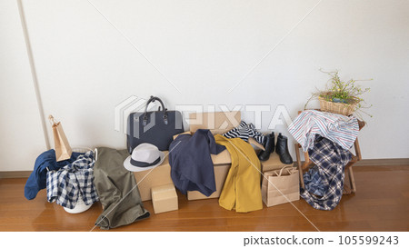 房間裡堆滿了衣服和紙箱 105599243