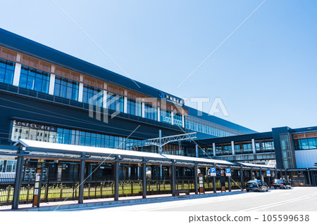 晴朗的藍天和北陸新幹線蘆原溫泉站車站大樓周圍的風景 | 福井縣蘆原市 105599638