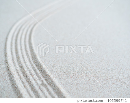 Zen Garden japanese with White Pebble and Texture Line on Sand Background,Top View Rock on Sand Symbols Meditation Still Religion Janpan,Nature Balance Circle Rock for Spa and Calm Buddhism Concept. 105599741