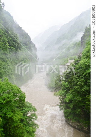 從奧金橋欣賞黑部峽谷的壯麗景色 105600902