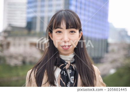 穿著休閒外套的年輕女子 穿著休閒外套的年輕女子 105601445