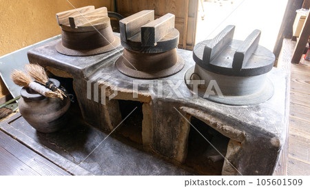 一個古老的私人住宅的爐子 105601509