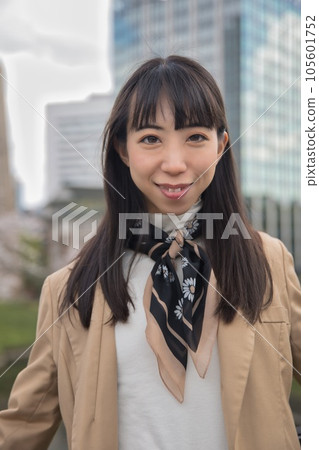 穿著休閒外套的年輕女子 105601752