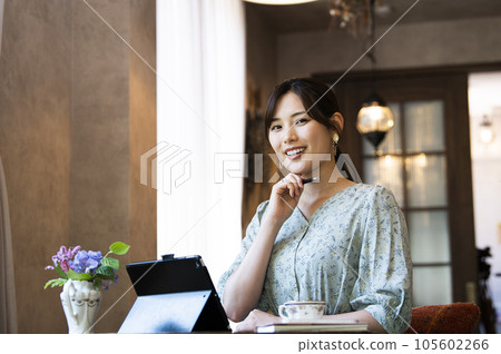 A young woman working in a cafe 105602266