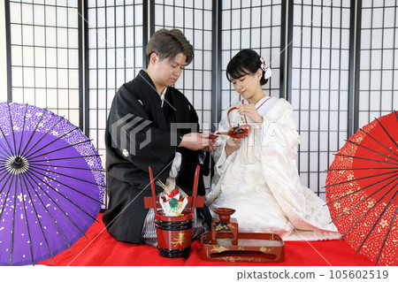 和服婚禮，和服照片婚禮，照相館拍攝，Shiromuku / Crested hakama 105602519