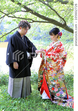 和服婚禮、和服寫真婚禮、色掛外景拍攝、戒指交換場景 鳳頭袴 和服婚禮、和服寫真婚禮、色掛外景拍攝、戒指交換場景 鳳頭袴 105602726