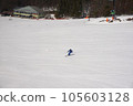 handsome man skiing 105603128