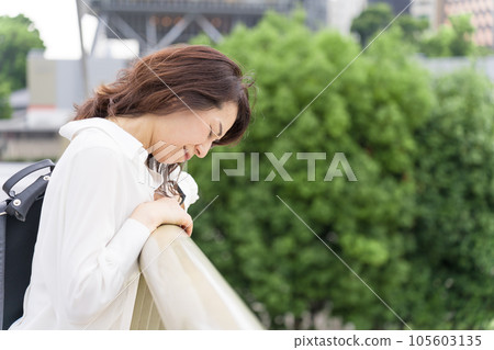 Arafif woman depressed in the middle of the city 105603135