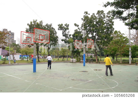 台灣台北市公園籃球場上打籃球的人們 台灣台北市公園籃球場上打籃球的人們 105603208
