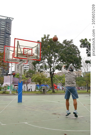 台灣台北市公園籃球場上打籃球的人們 台灣台北市公園籃球場上打籃球的人們 105603209