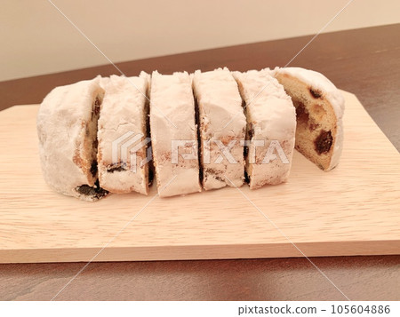 Stollen cut with a cutting board photo material 105604886