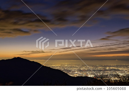 黎明時分從大山和湘南的夜景看潭澤表參道/三野塔 105605088