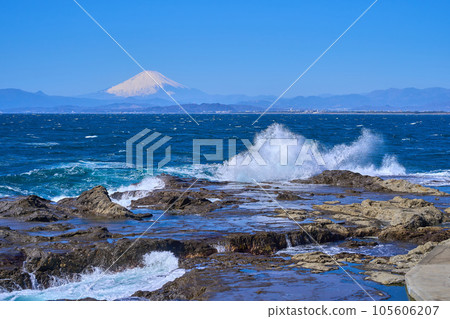 從神奈川縣藤澤市江之島志後淵眺望富士山和海浪拍打礁石的景色 從神奈川縣藤澤市江之島志後淵眺望富士山和海浪拍打礁石的景色 105606207