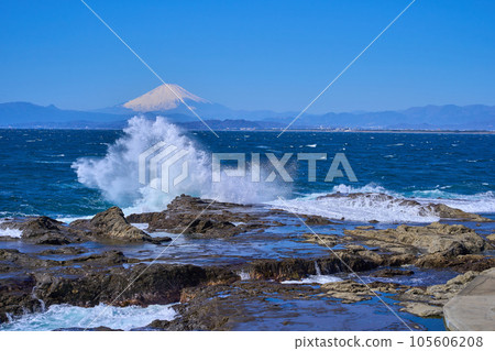從神奈川縣藤澤市江之島志後淵眺望富士山和海浪拍打礁石的景色 105606208