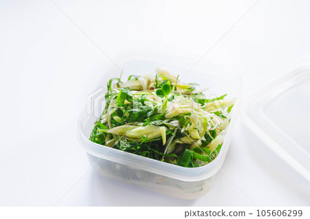 Time-saving condiments that can be cut and stored in the refrigerator Time-saving condiments that can be cut and stored in the refrigerator 105606299