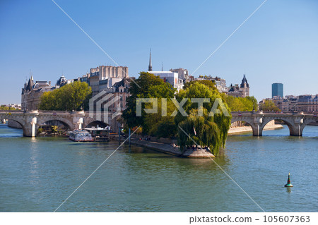 Ile de la Cite in Paris Ile de la Cite in Paris 105607363
