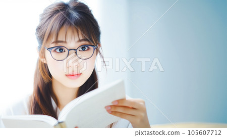戴眼鏡看書的女人 105607712