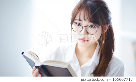 戴眼鏡看書的女人 105607713