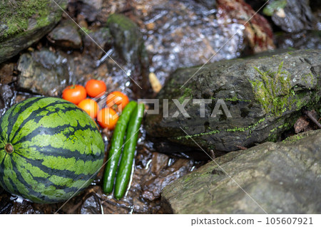 西瓜、西紅柿和黃瓜在河裡冷卻 105607921