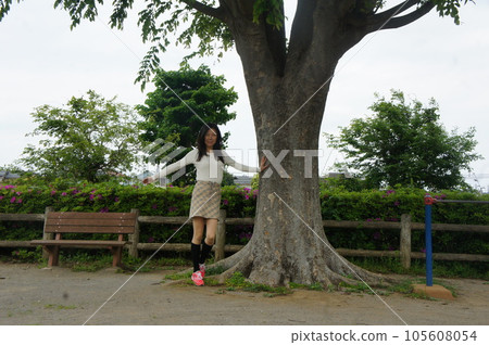 高個子美女在公園滑梯上玩耍 高個子美女在公園滑梯上玩耍 105608054