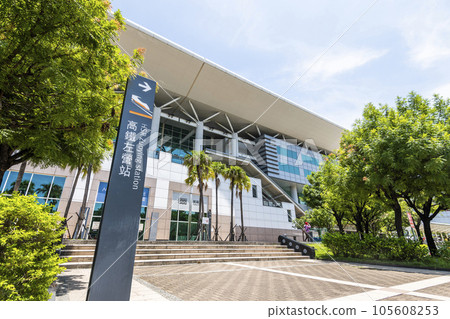 Building view of Taiwan High-Speed Rail (THSR) Zuoying Station in Kaohsiung. 105608253