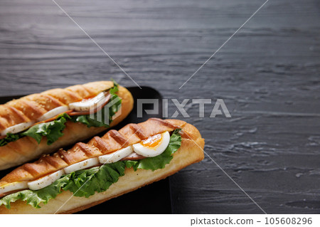 在一張木桌上的 Banh Mi 在一張木桌上的 Banh Mi 105608296